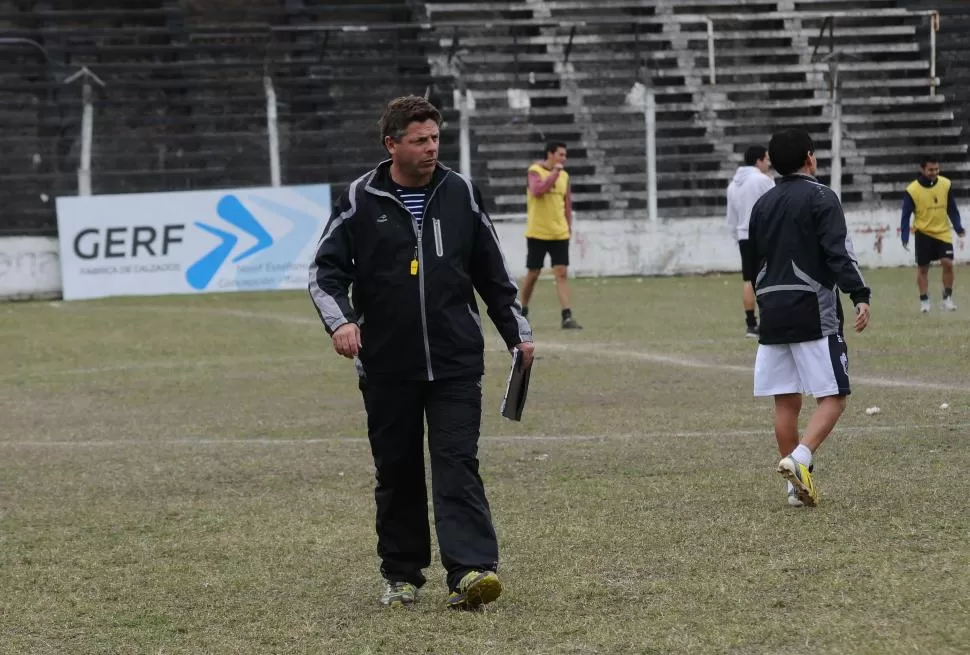 El técnico Floreal García analiza variantes en su equipo para enfrentar al Merengue.
FOTO DE ARCHIVO