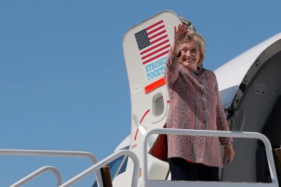 Clinton retomó la campaña electoral después del receso por neumonía