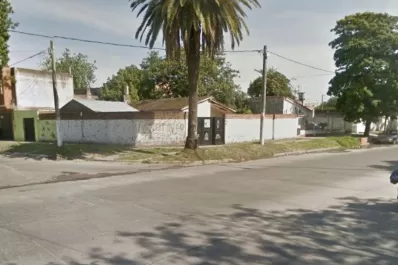 Iba en una moto, lo chocó una camioneta y murió