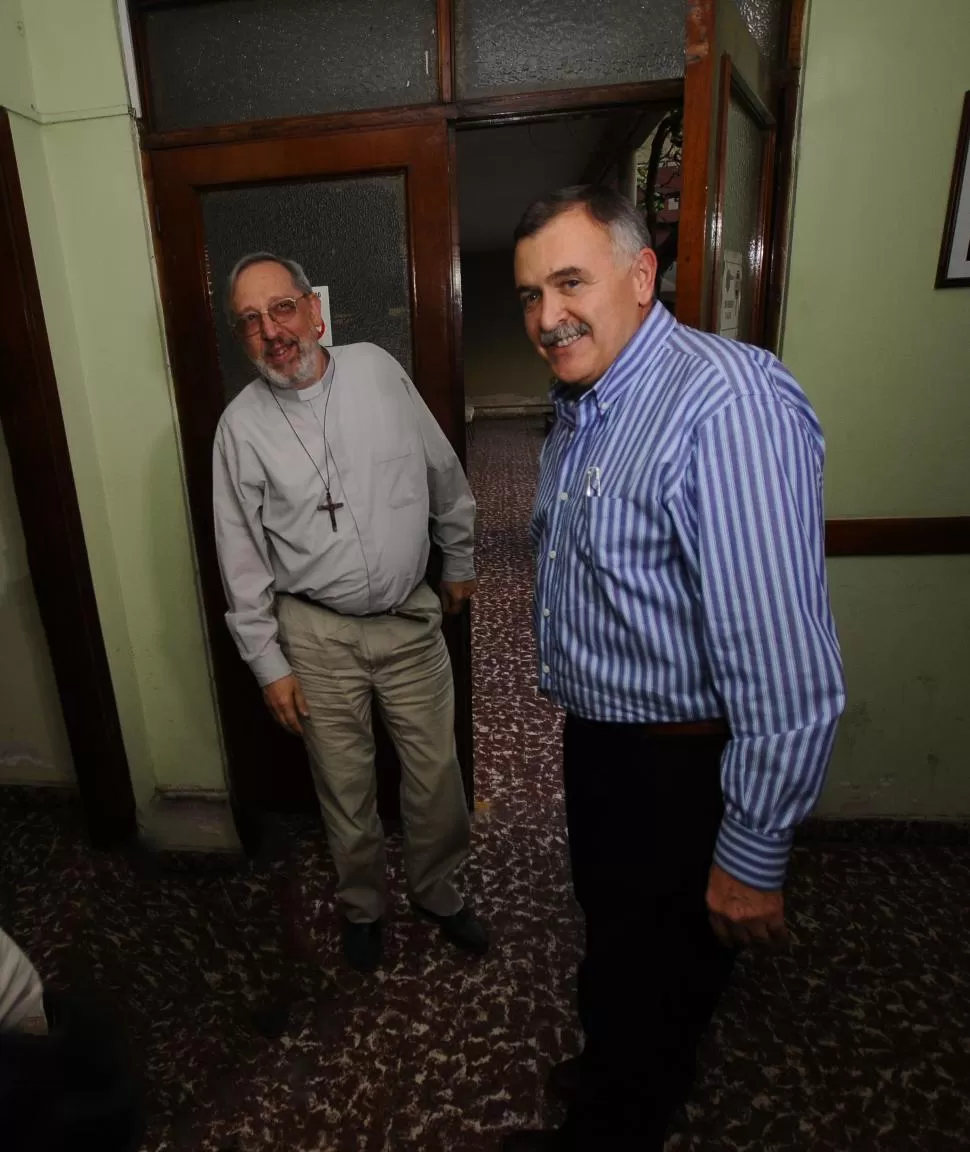 EN EL SUR. Jaldo y Rossi sonríen, a la puerta del despacho de monseñor. la gaceta / foto de osvaldo ripoll 