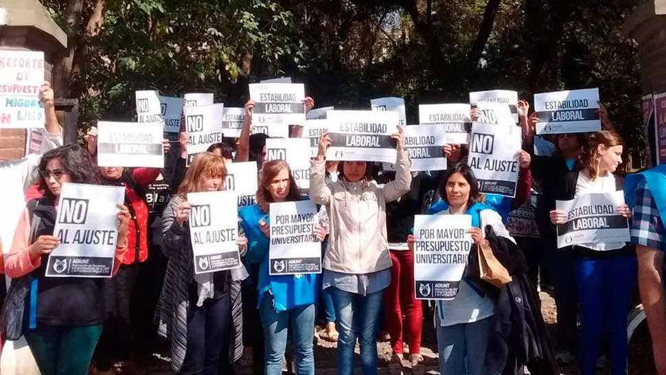 MANIFESTACIÓN. La primera parte de la protesta se dio en las puertas de la Fundación Miguel Llillo. 