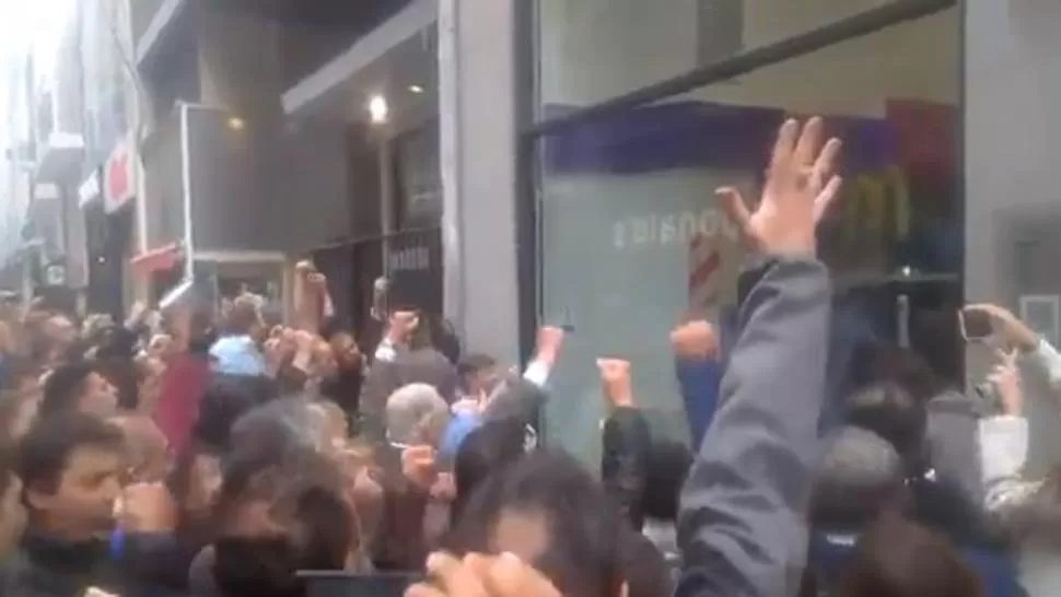Video: Del Potro paralizó a la gente, que se agolpó en las calles para ver el triunfo sobre Murray