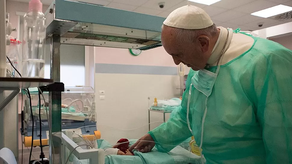 Cinco fotos de la sorpresiva visita de Francisco a 12 recién nacidos