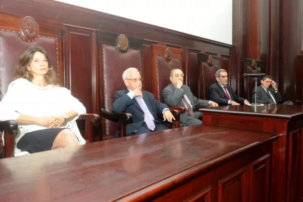 La Corte rechaza críticas del legislador Aráoz