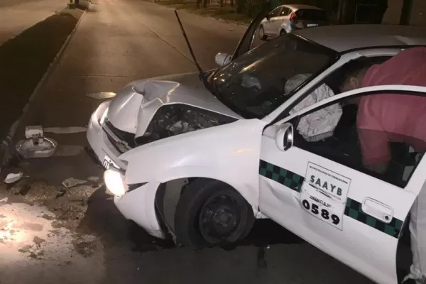 Un taxi subió a la platabanda y chocó contra un poste