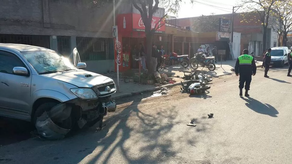 DAÑOS MÚLTIPLES. La Policía trabajó más de tres horas en el lugar del accidente, donde hubo tres personas heridas.  