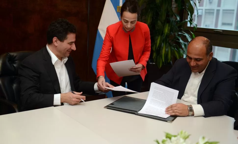 EN BUENOS AIRES. El gobernador Manzur firma el acuerdo alcanzado con Carlos Regazzoni, titular del PAMI. prensa pami