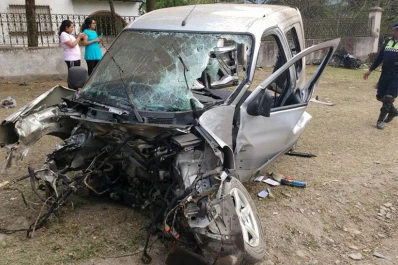 Una camioneta que bajaba desde San Javier chocó contra un poste y quedó destruida