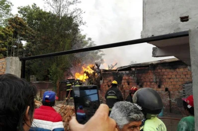 Un galpón se incendió y las llamas alcanzaron las casas vecinas
