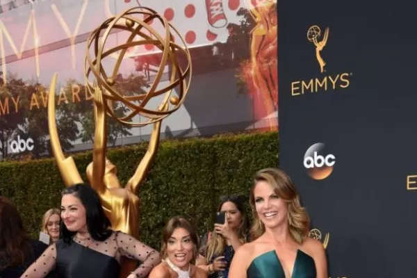 Mirá los looks de las estrellas que desfilaron en el teatro Microsoft