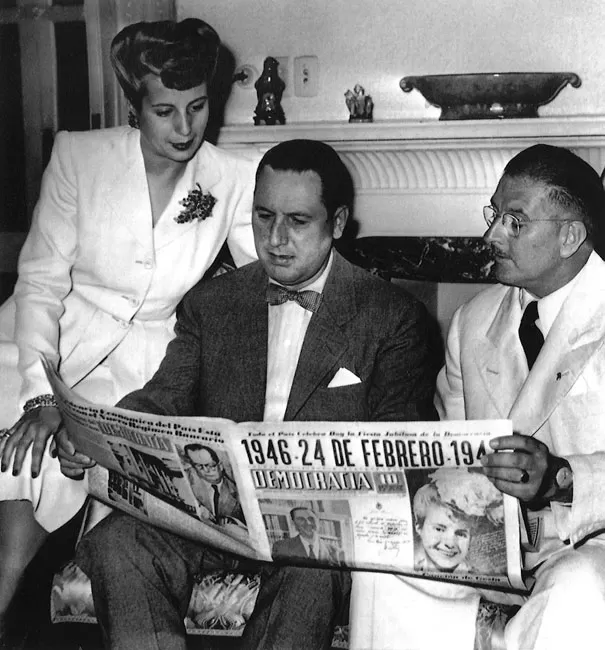EN CASA ROSADA. Juan Domingo Perón con Eva Duarte y Juan Duarte comparten la lectura del diario.  