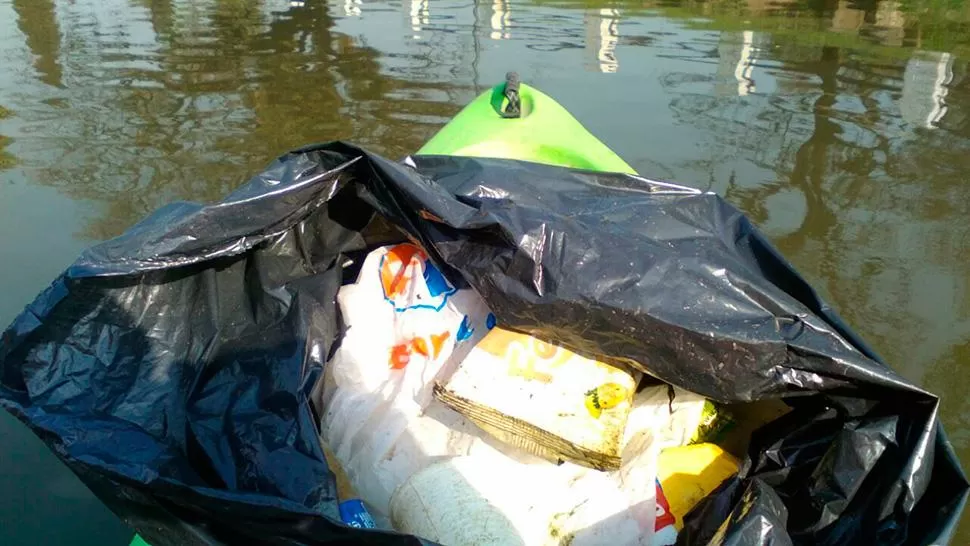 RESIDUOS. Decenas de bolsas lograron llenar con basura del agua. FOTO ENVIADA POR ALEJANDRO RÍOS. 