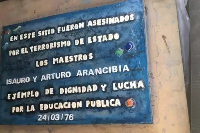Colocan una baldosa para recordar a los maestros Isauro y Arturo Arancibia, asesinados por la dictadura