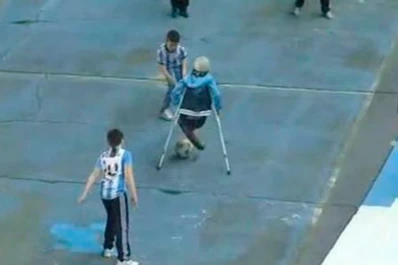 El increíble caño del niño de Racing que juega al fútbol sin una pierna y en muletas