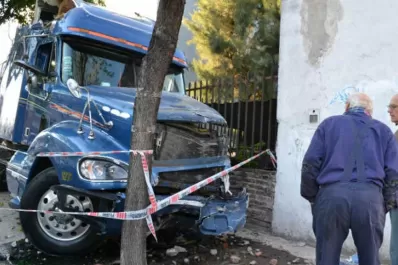 Video: un policía y su hijo murieron tras ser embestidos por un camión