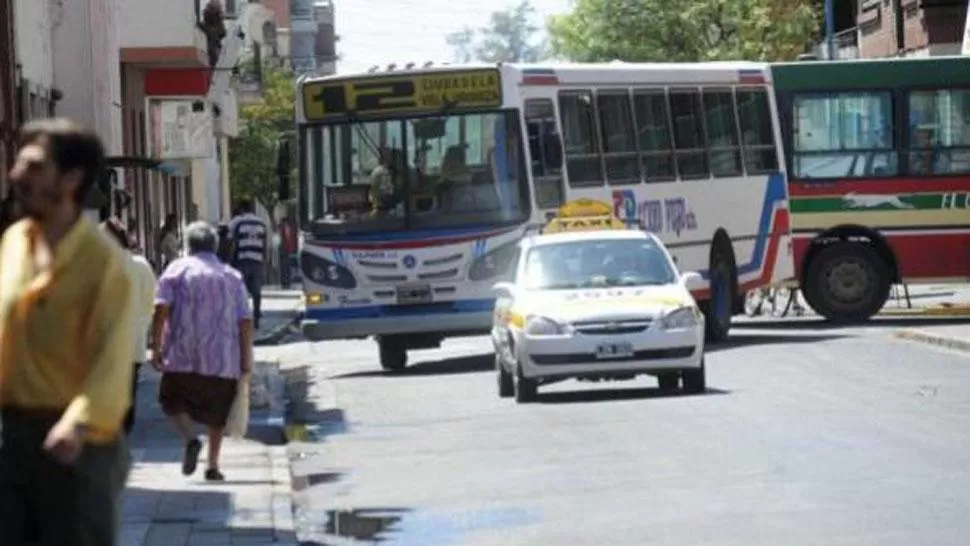 Anuncian un plan para pavimentar todas las calles de la capital por donde circulan ómnibus