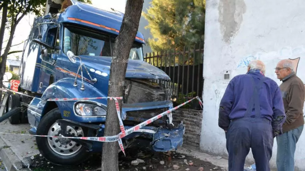 Video: un policía y su hijo murieron tras ser embestidos por un camión