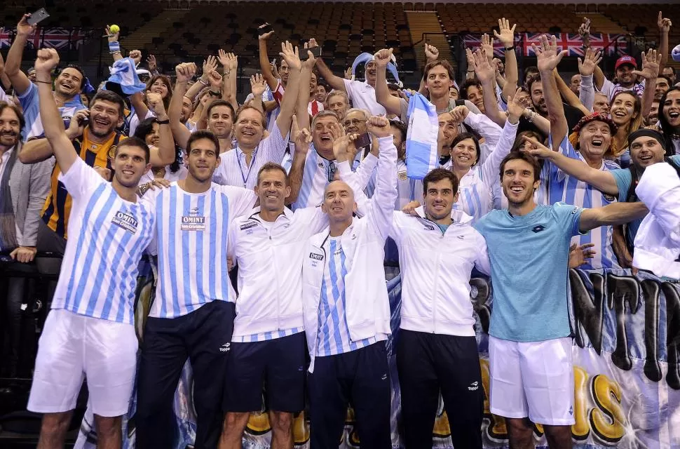 FIESTA. Jugadores y cuerpo técnico al frente de los festejos con los fanáticos argentinos. El reconocimiento británico no fue menor para los ganadores, y hasta hicieron el baile del “Yacaré” en honor a Mayer. reuters