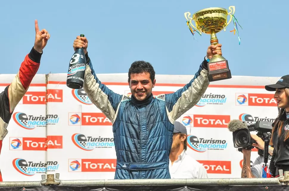 UN LUGAR EN EL MUNDO. Bestani celebró con euforia en el podio montado en San Jorge. “Maxi”, con la sonrisa de oreja a oreja, evidenció que se sintió a pleno.   Prensa TN Racing Web