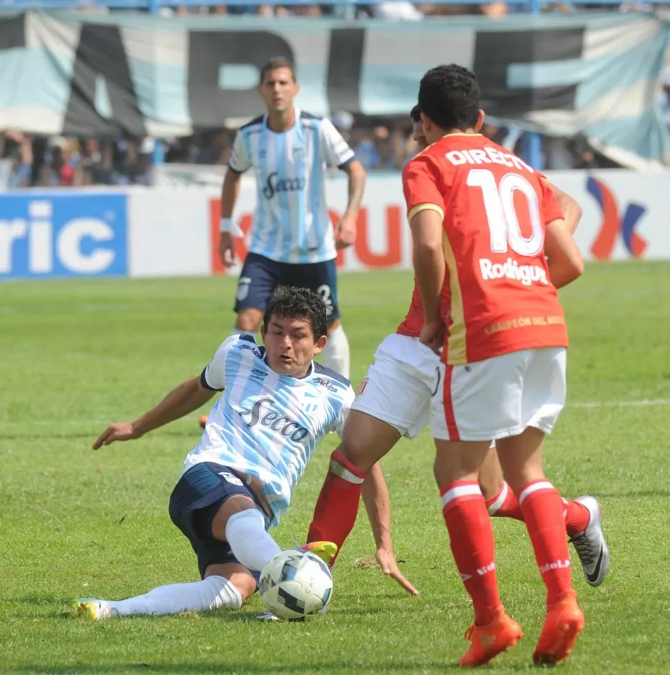 AL PISO. Rodríguez se tira para robar una pelota al jugador de Estudiantes.  la gaceta / foto de héctor peralta