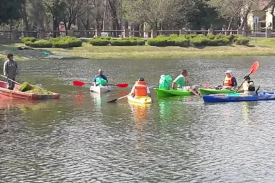 Voluntarios limpiaron el lago San Miguel en kayaks y botes