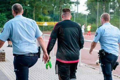 Un equipo perdió 43 a 0 y se llevaron detenido a su arquero