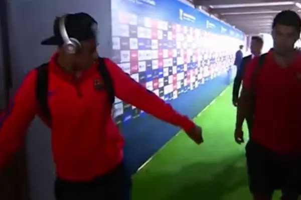 Video: Neymar, su chicle y una broma para Suárez