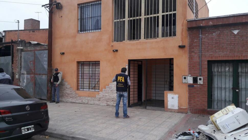 ZONA OESTE. Operativo en una casa de la calle España, propiedad de hermanos de los dos detenidos en Chaco.  