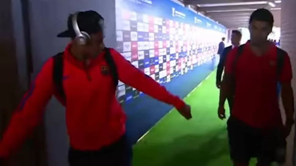 Video: Neymar, su chicle y una broma para Suárez
