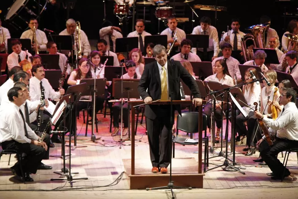 -UN CONCIERTO SINFÓNICO brindará la Banda Sinfónica de la Provincia, dirigida por el Maestro Álvaro García, a las 20 en la Plaza Urquiza.- 
