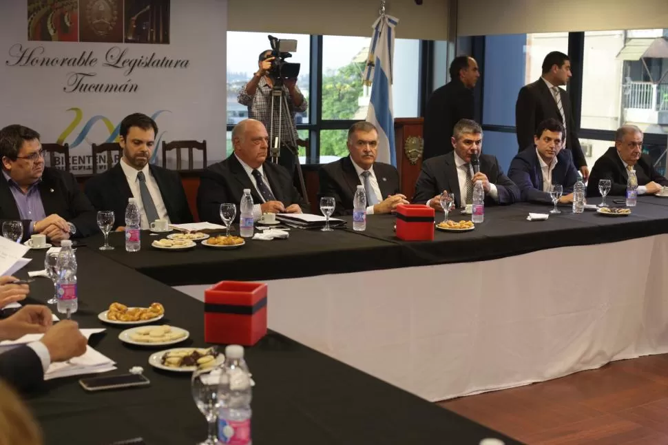 EN DEBATE. Una mesa amplia fue instalada en el 3° piso. De izquierda a derecha: García, Poviña, Sanjuán, Jaldo, Silman, Gassenbauer y Ruiz Olivares. prensa legislatura