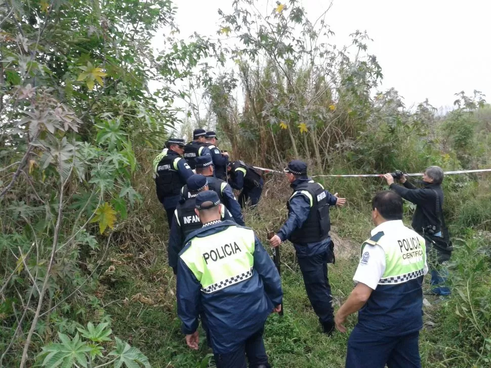 INVESTIGACIÓN. La Policía de Concepción y de la Regional Sur trabajó ayer en el lugar donde encontraron los restos, en la orilla del Río Gastona. la gaceta / foto de rodolfo casen