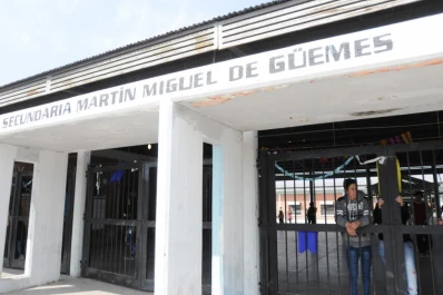 Analizan si un adolescente llegó drogado a la escuela