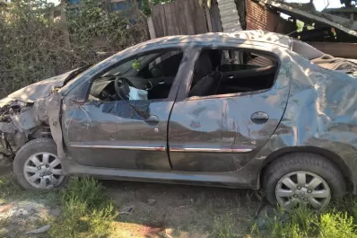 Como el camionero: auto subió a la vereda, arrancó árboles y chocó contra una casa