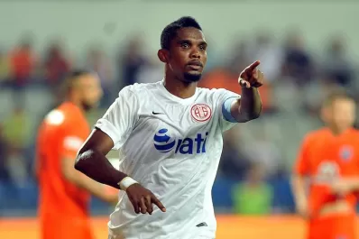 Eto'o denunció ser discriminado y el club lo suspendió por tiempo indeterminado