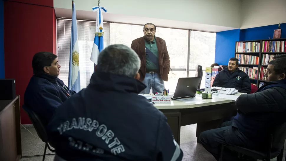 ESTACIONAMIENTO RESERVADO. Romero (de pie) durante una reunión con empleados. LA GACETA/ JORGE OLMOS SGROSSO 