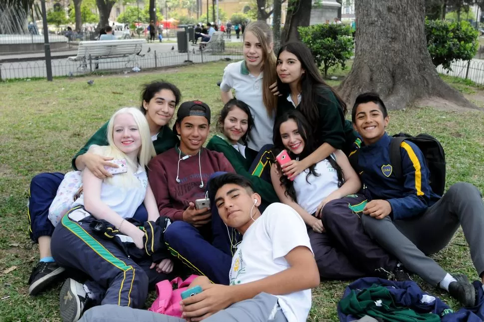 AYER. Estudiantes del Instituto Privado Tucumán en plaza Independencia. 