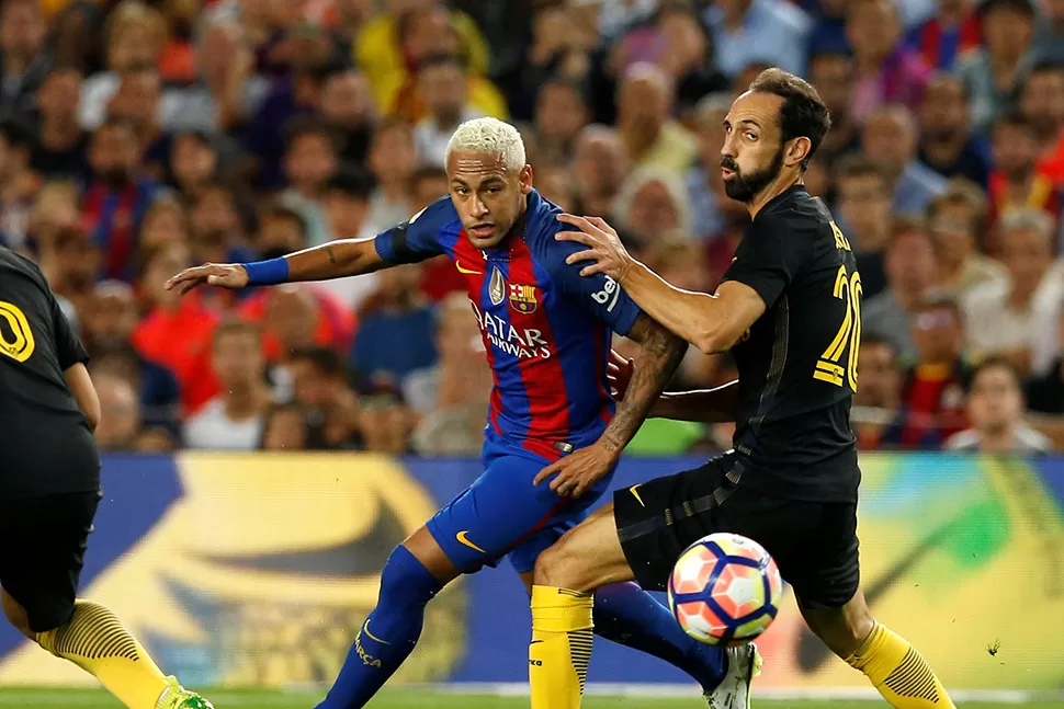 Neymar elude a Juanfran. El brasileño se muestra activo en el atauqe Blaugrana.
FOTO DE REUTERS