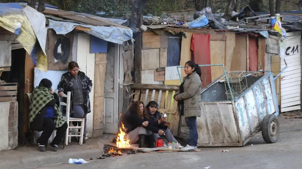 MÍNIMO. Una familia necesitó en agosto $ 12.900 para no ser pobre.   foto de archivo