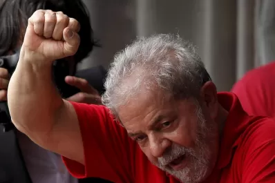 Un baño de multitud da fuerzas al futuro de Lula