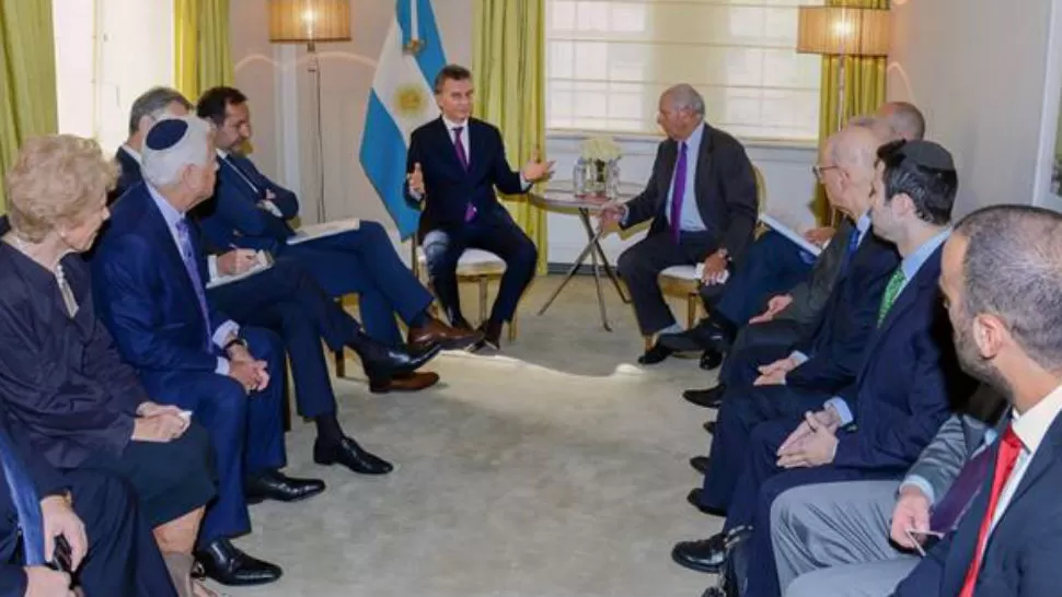 EN EL MEDIO. En su último día en Nueva York, Macri se reunió ayer con representantes mundiales de la comunidad judía. FOTO PRESIDENCIA