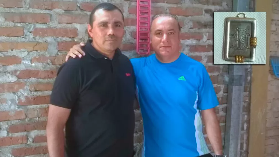 FINAL FELIZ. Fabián Miranda (derecha) agradeció haber hallado la medalla gracias a Agustín Alderete (izquierda). 