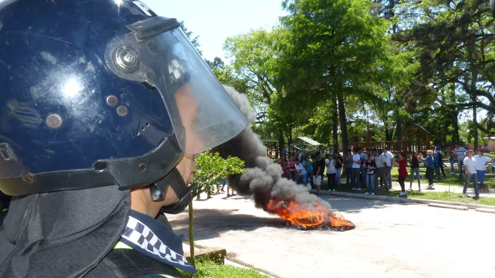 SARGENTO MOYA. La imagen corresponde a una manifestación que se produjo el año pasado, tras la suspensión de los comicios. ARCHIVO