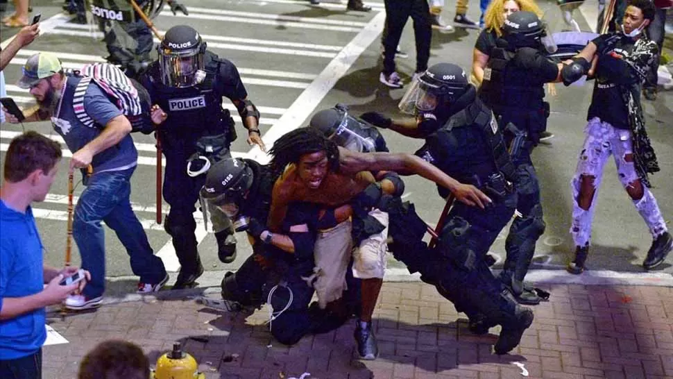 Charlotte declara el estado de emergencia tras dos noches de disturbios