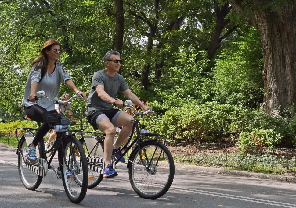 EN BICICLETAS. Juliana Awada y Mauricio Macri pasean por el Central Park. presidencia de la nación