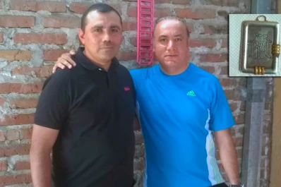 Un policía encontró una medalla, buscó al dueño y la devolvió