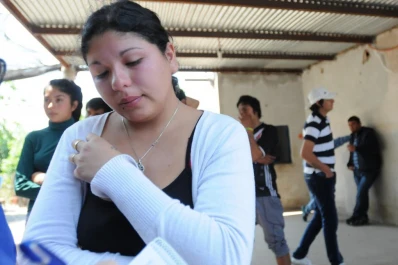 “Entraron los dos corriendo y lo apuñaló ahí, delante mío”