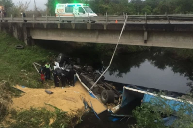 Perdió el control de su camión y terminó en el arroyo Calimayo: murió en el acto