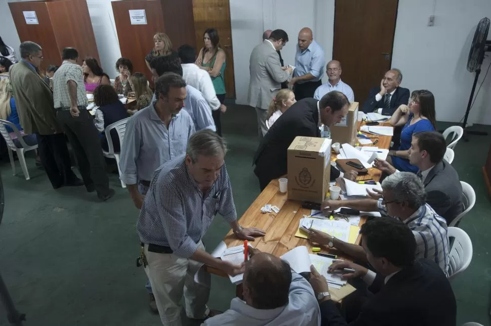 LA JORNADA ELECTORAL. Letrados votan en una mesa de la sede de la Caja. la gaceta / foto de diego aráoz