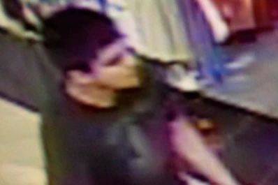 Un joven abrió fuego y mató a cinco personas en un centro comercial